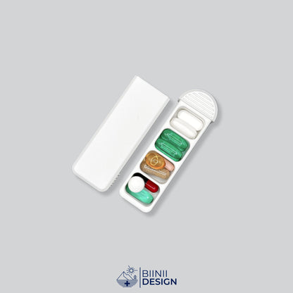 Pilulier compact 4 compartiments blanc ouvert, rempli de comprimés, gélules et compléments, une dose matin, midi, soir et au coucher.
