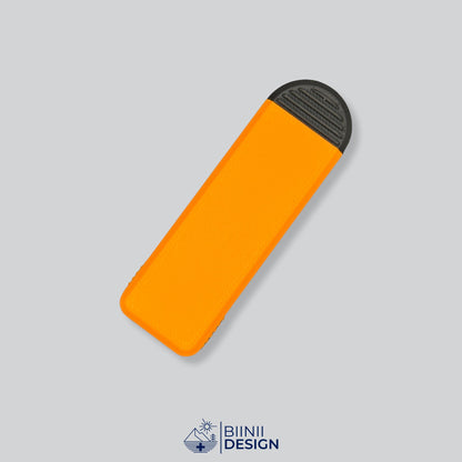 Pilulier compact 4 compartiments avec couvercle orange et base noire, pour 4 prises par jour.