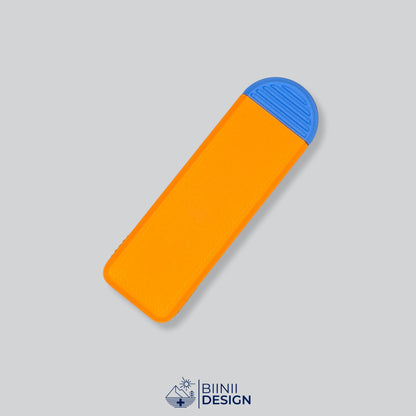 Pilulier compact 4 compartiments avec couvercle orange et base bleue, pour 4 prises par jour.