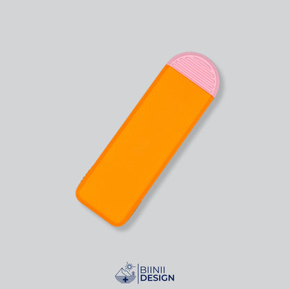 Pilulier compact 4 compartiments avec couvercle orange et base rose, pour 4 prises par jour.