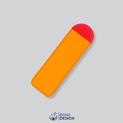 Pilulier compact 4 compartiments avec couvercle orange et base rouge, pour 4 prises par jour.