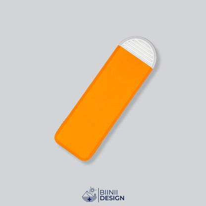 Pilulier compact 4 compartiments avec couvercle orange et base blanche, pour 4 prises par jour.