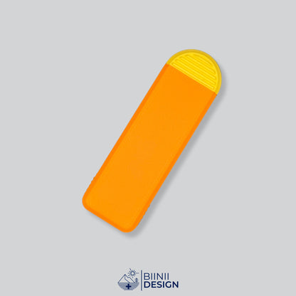 Pilulier compact 4 compartiments avec couvercle orange et base jaune, pour 4 prises par jour.