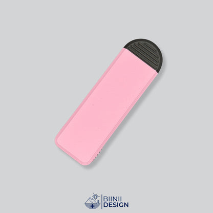 Pilulier compact 4 compartiments avec couvercle rose et base noire, pour 4 prises par jour.