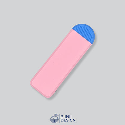 Pilulier compact 4 compartiments avec couvercle rose et base bleue, pour 4 prises par jour.