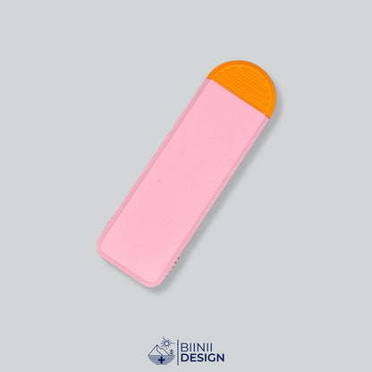 Pilulier compact 4 compartiments avec couvercle rose et base orange, pour 4 prises par jour.