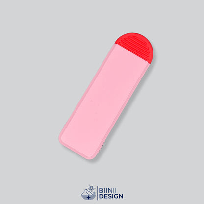 Pilulier compact 4 compartiments avec couvercle rose et base rouge, pour 4 prises par jour.