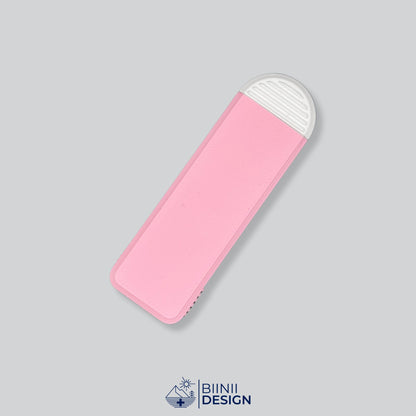 Pilulier compact 4 compartiments avec couvercle rose et base blanche, pour 4 prises par jour.