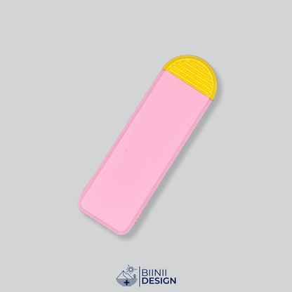 Pilulier compact 4 compartiments avec couvercle rose et base jaune, pour 4 prises par jour.