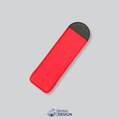 Pilulier compact 4 compartiments avec couvercle rouge et base noire, pour 4 prises par jour.
