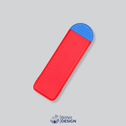 Pilulier compact 4 compartiments avec couvercle rouge et base bleue, pour 4 prises par jour.