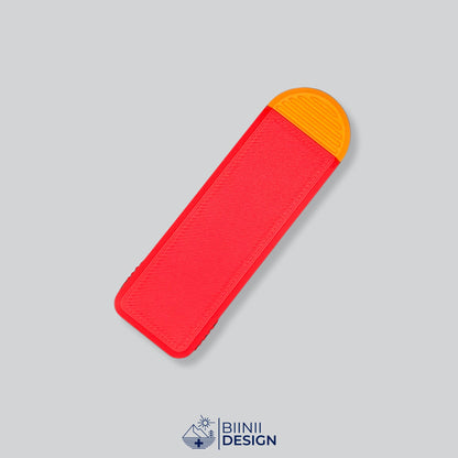 Pilulier compact 4 compartiments avec couvercle rouge et base orange, pour 4 prises par jour.
