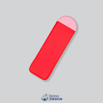Pilulier compact 4 compartiments avec couvercle rouge et base rose, pour 4 prises par jour.