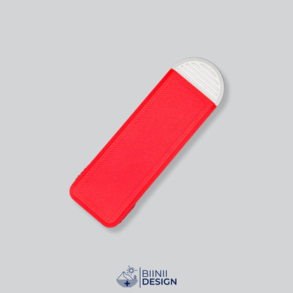 Pilulier compact 4 compartiments avec couvercle rouge et base blanche, pour 4 prises par jour.