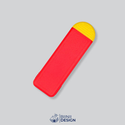 Pilulier compact 4 compartiments avec couvercle rouge et base jaune, pour 4 prises par jour.