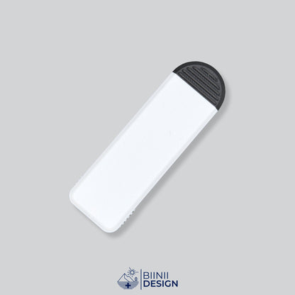 Pilulier compact 4 compartiments avec couvercle blanc et base noire, pour 4 prises par jour.