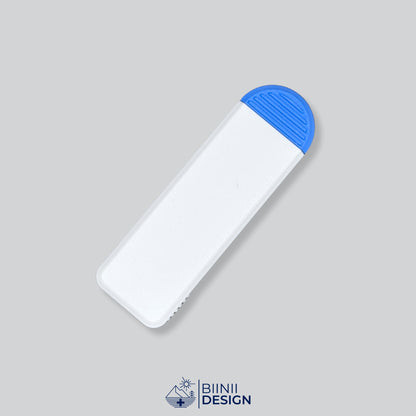 Pilulier compact 4 compartiments avec couvercle blanc et base bleue, pour 4 prises par jour.
