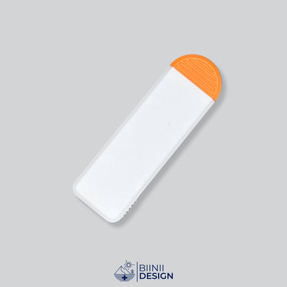 Pilulier compact 4 compartiments avec couvercle blanc et base orange, pour 4 prises par jour.