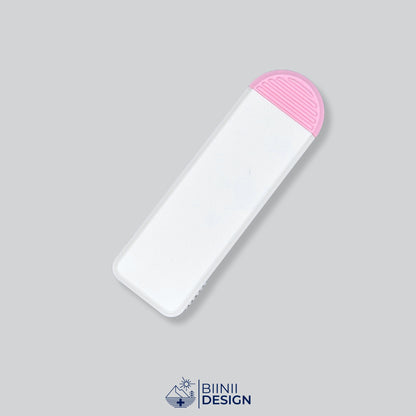 Pilulier compact 4 compartiments avec couvercle blanc et base rose, pour 4 prises par jour.