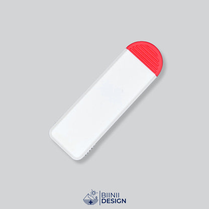 Pilulier compact 4 compartiments avec couvercle blanc et base rouge, pour 4 prises par jour.