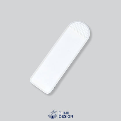 Pilulier compact 4 compartiments tout blanc, l'une des 49 combinaisons couvercle et base.