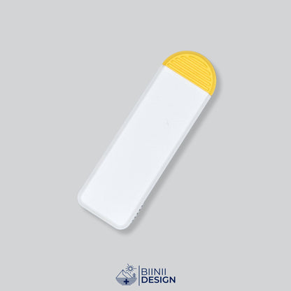 Pilulier compact 4 compartiments avec couvercle blanc et base jaune, pour 4 prises par jour.