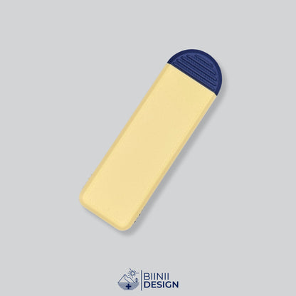 Pilulier compact 4 compartiments avec couvercle jaune et base noire, pour 4 prises par jour.
