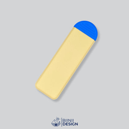 Pilulier compact 4 compartiments avec couvercle jaune et base bleue, pour 4 prises par jour.