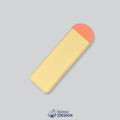 Pilulier compact 4 compartiments avec couvercle jaune et base orange, pour 4 prises par jour.