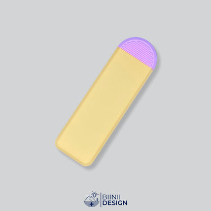 Pilulier compact 4 compartiments avec couvercle jaune et base rose, pour 4 prises par jour.