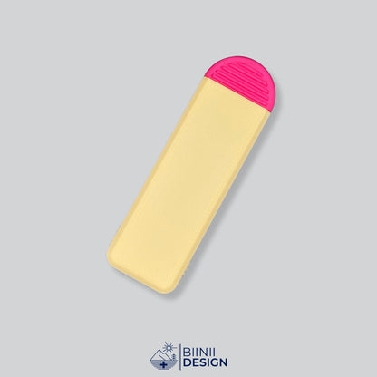 Pilulier compact 4 compartiments avec couvercle jaune et base rouge, pour 4 prises par jour.