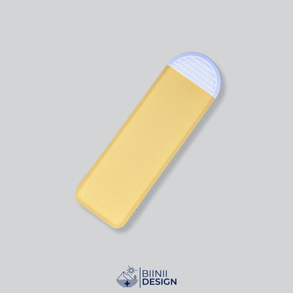 Pilulier compact 4 compartiments avec couvercle jaune et base blanche, pour 4 prises par jour.