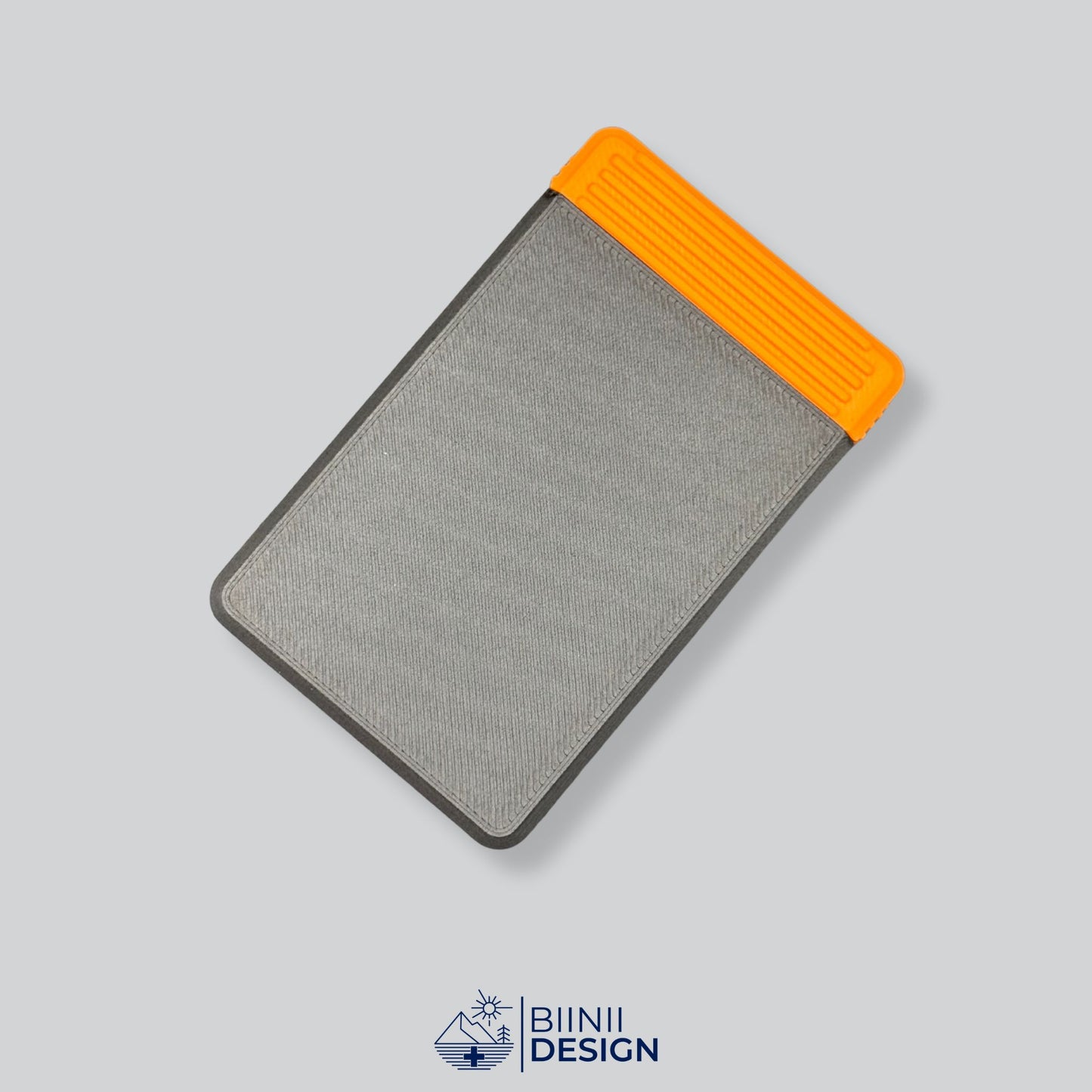 Black/Orange two-tone minimalist 4-compartment pill organizer, ideal for vitamins and minerals and presented as a Swiss-crafted Biinii Design piece.