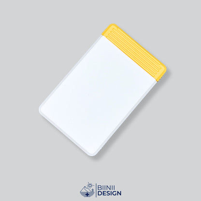 Pilulier de voyage double rangée avec couvercle blanc et base jaune, quatre grands compartiments.