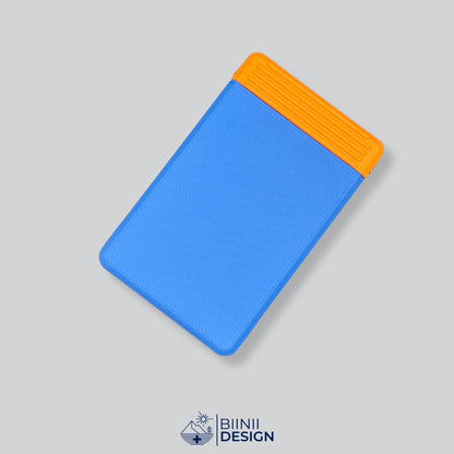 Petit pilulier de voyage double rangée avec couvercle bleu et base orange, cinq compartiments, trois tailles.