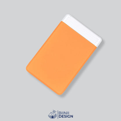 Petit pilulier de voyage double rangée avec couvercle orange et base blanche, cinq compartiments, trois tailles.