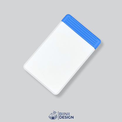 Petit pilulier de voyage double rangée avec couvercle blanc et base bleue, cinq compartiments, trois tailles.