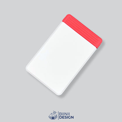 Petit pilulier de voyage double rangée avec couvercle blanc et base rouge, cinq compartiments, trois tailles.