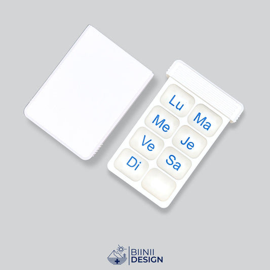 Open compact 7-day pill organizer with seven compartments. Swiss-made daily medication case by Biinii Design, designed for optimal planning.