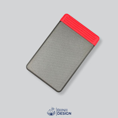 Semainier compact avec couvercle noir et base rouge, départ dimanche ou lundi.
