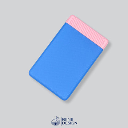 Semainier compact avec couvercle bleu et base rose, départ dimanche ou lundi.