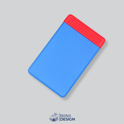 Semainier compact avec couvercle bleu et base rouge, départ dimanche ou lundi.