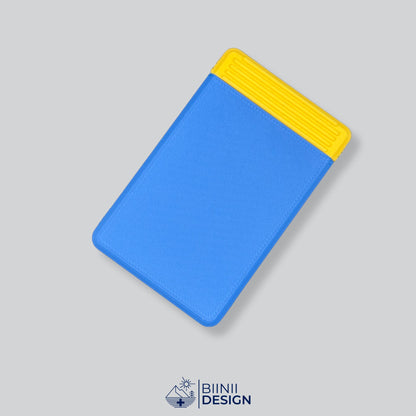 Semainier compact avec couvercle bleu et base jaune, départ dimanche ou lundi.