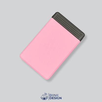 Semainier compact avec couvercle rose et base noire, départ dimanche ou lundi.