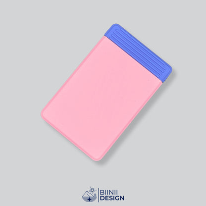 Semainier compact avec couvercle rose et base bleue, départ dimanche ou lundi.