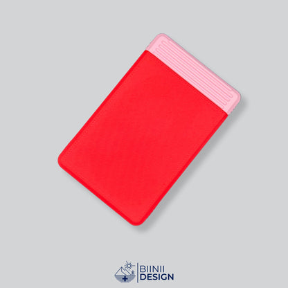 Semainier compact avec couvercle rouge et base rose, départ dimanche ou lundi.