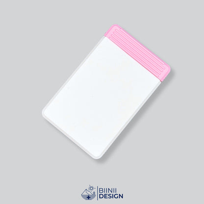 Semainier compact avec couvercle blanc et base rose, départ dimanche ou lundi.