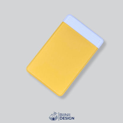 Semainier compact avec couvercle jaune et base blanche, départ dimanche ou lundi.
