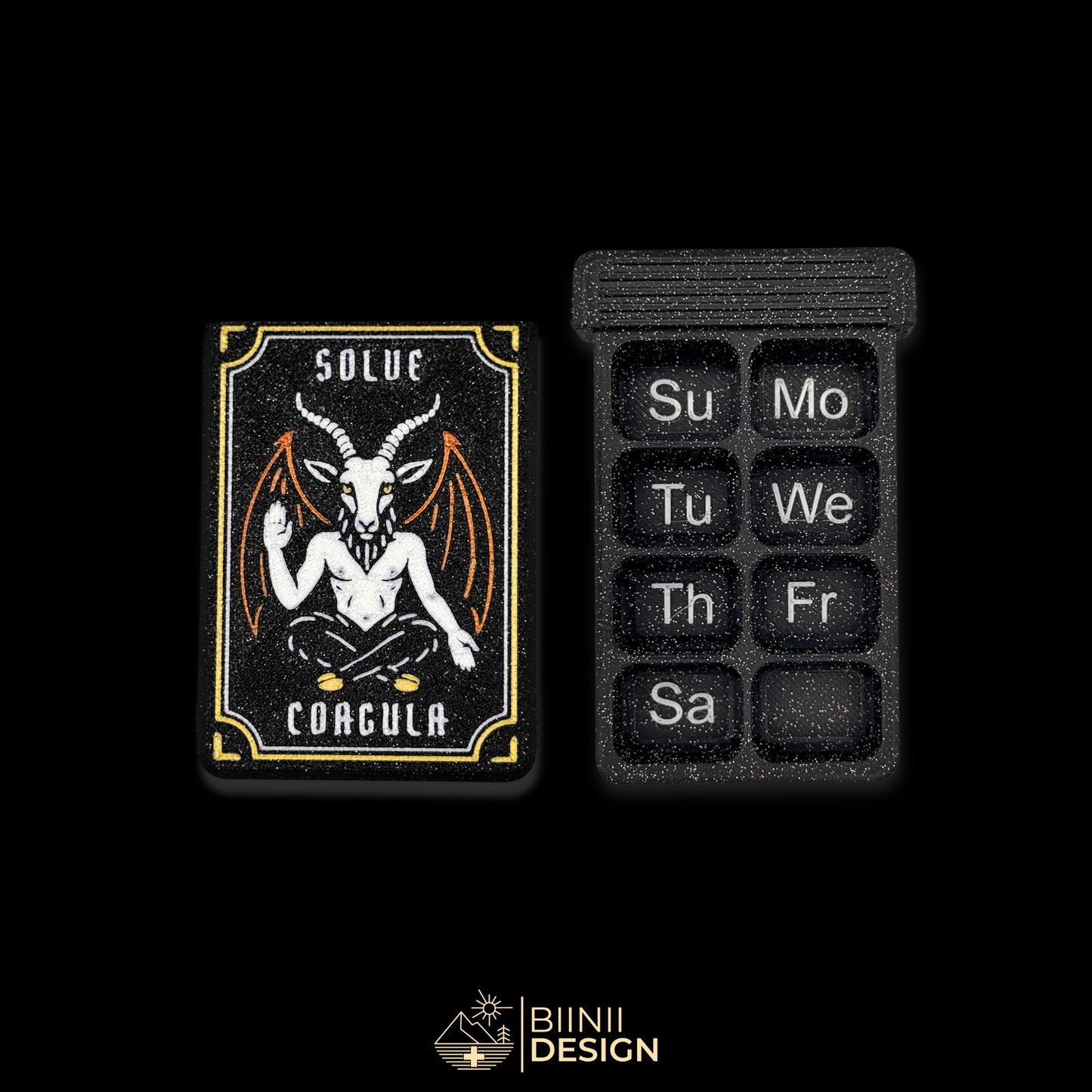 Baphomet cover next to empty 8 compartment tray (EN Sunday start). Customizable pill case for 7-day routine.