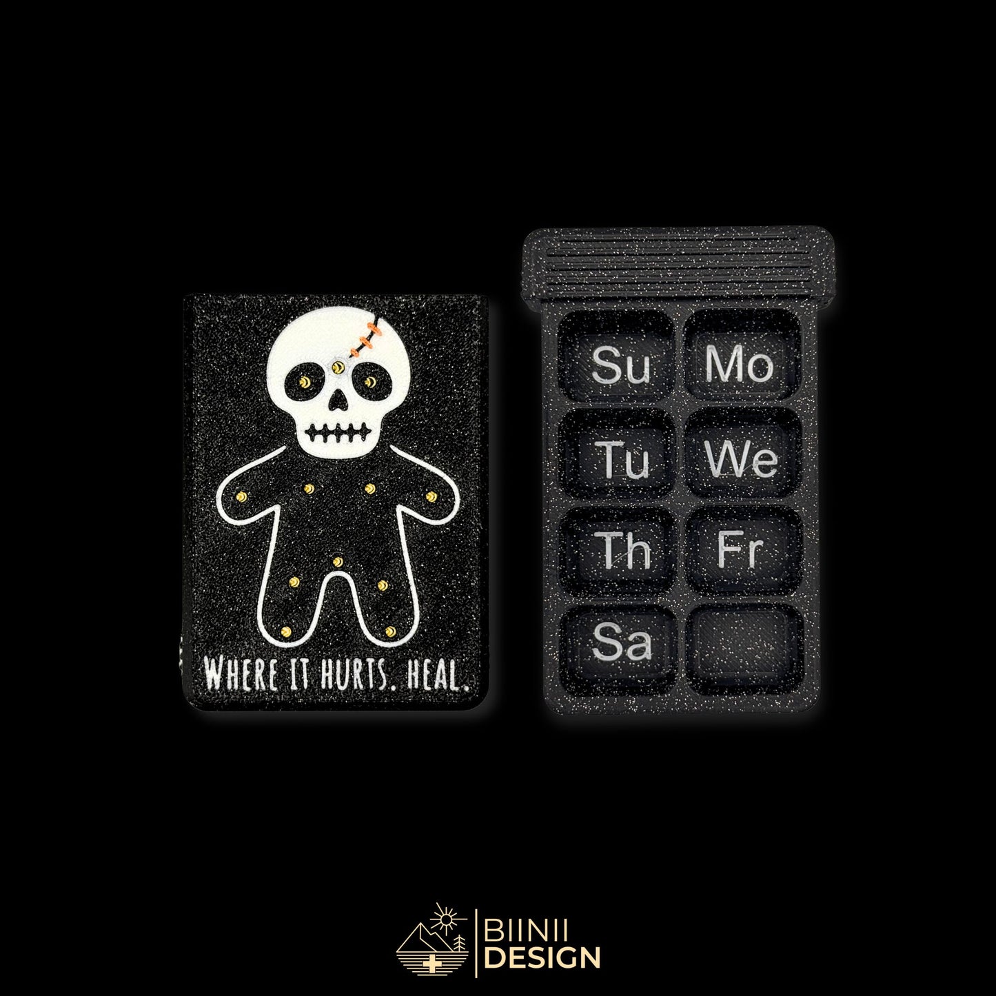 Healing Voodoo cover next to empty 8 compartment tray (EN Sunday start). Customizable pill case for 7-day routine.